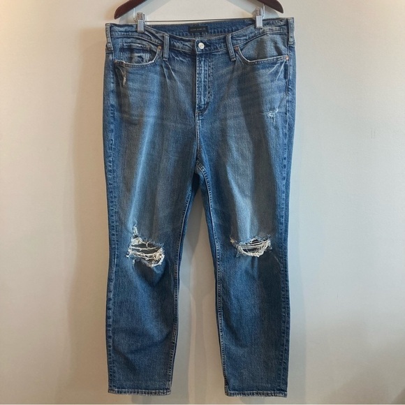 SILVER JEANS  Sz 16 x 28 Mom High Rise Style Torn Ripped Knee Mid-Wash Je… - Picture 1 of 11